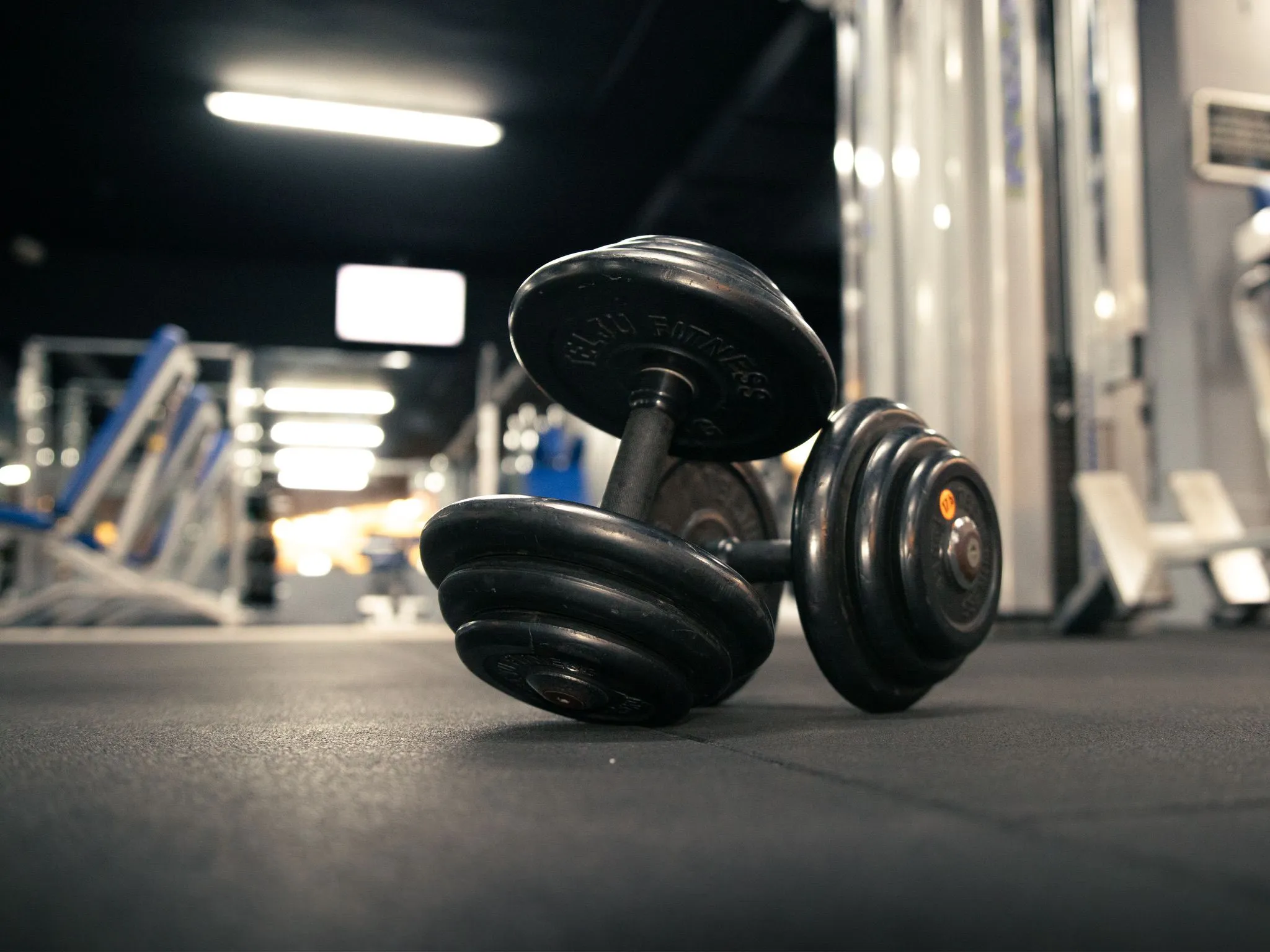 Pesas en el suelo del gimnasio